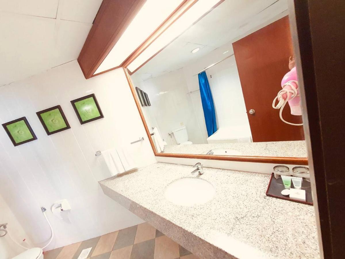 Romantic Couple Suite + Beach-Front Balcony Tanjung Bungah (Penang) Exterior foto