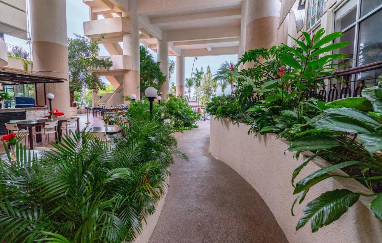 Romantic Couple Suite + Beach-Front Balcony Tanjung Bungah (Penang) Exterior foto